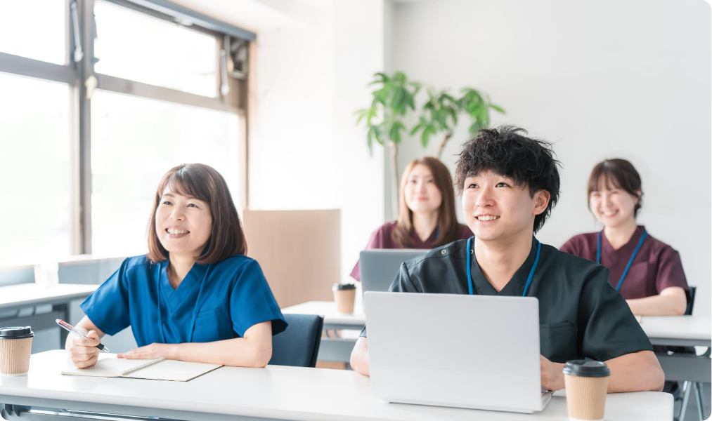 教室で学ぶ学生たち