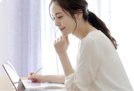 自宅で学習する女性