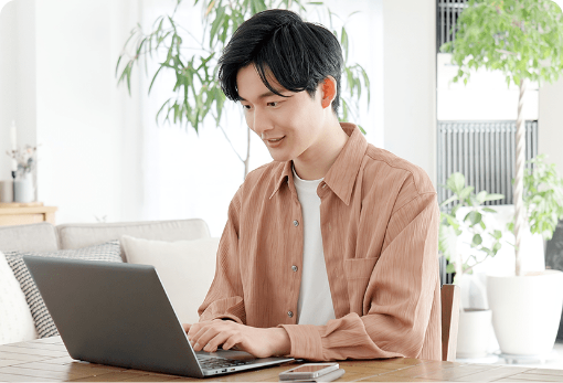 オンラインで受験する男性